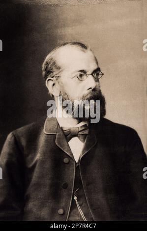 1890 Ca , Paris , FRANKREICH : der gefeierte deutsche Arzt ROBERT KOCH ( 1843 - 1910 ) . Er wurde berühmt für die Entdeckung des Anthrax-Bazillus ( 1877 ), des Tuberkulose-Bazillus ( 1882 ) und der Cholera vibrio ( 1883 ) sowie für seine Entwicklung von Kochs Postulaten. 1905 erhielt er den Nobelpreis für Physiologie oder Medizin für seine Tuberkulosebefunde . Er gilt als einer der Gründer der Bakteriologie. - foto storiche - foto storica - scienziato - Wissenschaftler - Portrait - ritratto - FRANCIA - barba - Bart - Cravatta - Krawatte - papillon - occhiali - Linse - Brille - MEDI Stockfoto