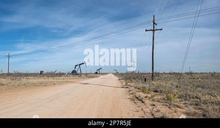 Ölpumpjacks auf dem Ölfeld des Permian Basin bei Seminole, Texas, USA Stockfoto