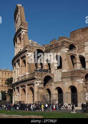 Das Kolosseum ist eine der wichtigsten Touristenattraktionen in Rom, Italien. Diese Aufnahme zeigt die Struktur der äußeren Ringe, mit vielen Besuchern. Das Stadion Stockfoto