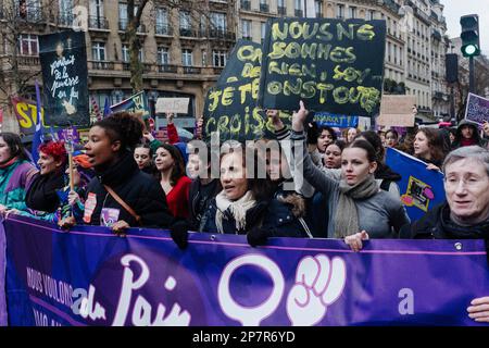 Jan Schmidt-Whitley/Le Pictorium - Demonstration für Frauenrechte in Paris - 8/3/2023 - Frankreich / Paris / Paris - weibliche Demonstranten hinter einem feministischen Banner in der Demonstration. Mehrere Zehntausende Menschen haben sich am 8. März in Paris im Regen versammelt, um die Rechte der Frauen zu verteidigen. Diese Mobilisierung ist Teil der Protestbewegung gegen die Rentenreform unter der Leitung der Regierung Elisabeth Borne. Stockfoto