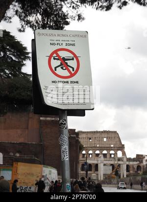 Kein Drohnenschild im Stadtzentrum von Rom, mit Kolosseum im Hintergrund und Hubschrauber am Himmel. Rom, Latium, Italien Stockfoto