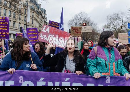 Jan Schmidt-Whitley/Le Pictorium - Demonstration für Frauenrechte in Paris - 8/3/2023 - Frankreich / Paris / Paris - weibliche Demonstranten hinter einem feministischen Banner in der Demonstration. Mehrere Zehntausende Menschen haben sich am 8. März in Paris im Regen versammelt, um die Rechte der Frauen zu verteidigen. Diese Mobilisierung ist Teil der Protestbewegung gegen die Rentenreform unter der Leitung der Regierung Elisabeth Borne. Stockfoto