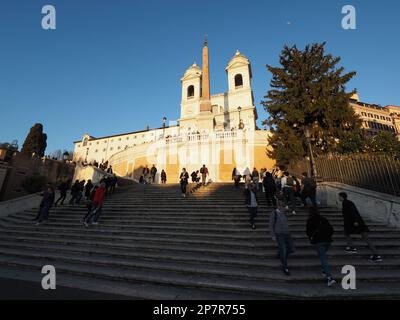 Die berühmte Spanische Treppe in Rom, die zur Trinita dei Monti Kirche führt. Es gibt nichts Spanisches an ihnen, außer dass sie zur Piazza di führen Stockfoto