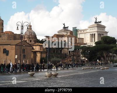 Via dei fori imperiali im historischen Stadtzentrum von Rom, Italien, mit vielen Touristen, die auf dem Bürgersteig spazieren gehen. Stockfoto