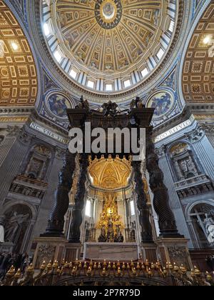 Der riesige Bronzestalar im Petersdom im Vatikan. Es ist genau über der Stelle, wo der Heilige Petrus begraben wurde. Stockfoto