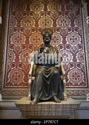 Bronzestatue des Heiligen Petrus in St. Petersdom im Vatikan. Man erkennt ihn immer an den Schlüsseln zum Himmel, die er in der Hand hält. Beachte seine Füße A. Stockfoto