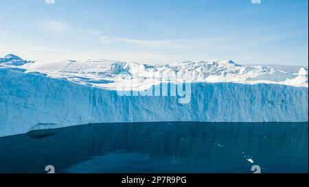 Riesiger Eisberg. Konzept der globalen Erwärmung und des Klimawandels. Eisberge in Disko Bay auf grönland in Ilulissat icefjord vom schmelzenden Gletscher Sermeq Stockfoto