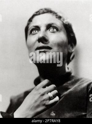 1928 : die Stummfilmdarstellerin MARIA ( Marie ) FALCONETTI ( Renee Falconetti , 1892 - 1946 ) in DER LEIDENSCHAFT VON JOAN OF ARC ( La Passion de Jeanne d'Arc - La Passione di Giovanna d' Arco ) Von Carl Theodor Dreyer - FILM - KINO MUTO - STUMMFILM - Filmstorico - Ring - Anello - DANIMARCA - DÄNEMARK - Extasy - Estasi - Giovanna D'Arco --- Archivio GBB Stockfoto