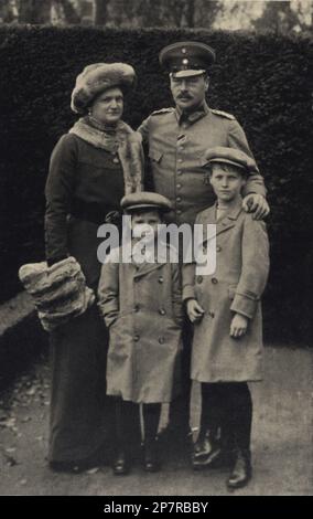 Ca. 1914 Der Großherzog VON HESSEN und der Rhein ERNST LUDWIG ( Darmstadt 25 . november 1868 - Schloss Wolfsgaeten 9 . oktober 1937 ) und seine 2. . Ehefrau die Prinzessin ELEONORE von Solm-Hohensolms-Lich ( Lich , 17 . september 1871 - Ostende 16 . november 1937 ) und ihre beiden Söhne : GEORGE DONATUS von Hessen ( Darmstadt 8 . november 1906 - Ostende 16 . november 1937 ) und LUDWIG ( Darmstadt 20 . november 1908 - Frankfurt 30 . Mai 1968 ). Bei einem Flugzeugabsturz am 16 . november 1937 starben die Prinzessin Eleonore , George Donatus , und seine Frau Cecile von Griechenland mit zwei Söhnen Ludwig und Alexander . - ASSIA - ritratto - reali - r Stockfoto