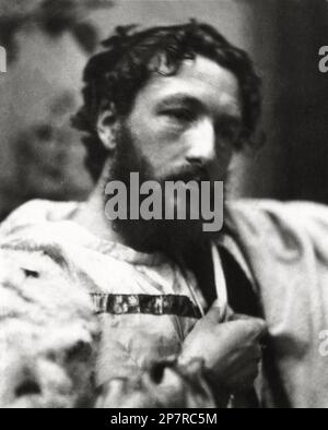 1865 Ca : der gefeierte britische Maler und Bildhauer Lord Frederic LEIGHTON ( 1830 - 1896 ) , beeinflusst von der Bewegung vor Raphaellite . Foto in antikem Kleid des gefeierten Fotografen David Wilkie WYNFIELD - PITTORE - PITTURA - ARTEI VISIVE e PLASTICHE - SCULTORE - SCULTURA - Skulptur - ARTE - KUNST - Porträt - Rituto - Kunst - barba - Bart - Uomo - GAY - Omossuale - omosessualità - LGBT - Homosexuell - Homosexualität - Archivio GBB Stockfoto