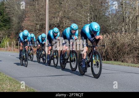 Dampierre En Burly, Frankreich. 07. März 2023. Das Astana-Team in Aktion während der dritten Phase von Paris-Nizza 2023. Die dritte Etappe des Radrennens Paris-Nizza 2023 ist ein 32,2 km langer Teamversuch auf einer Rennstrecke rund um den Dampierre-en-Burly. Das Jumbo Visma Team gewann die Bühne vor dem EF EasyPost Team. Der dänische Fahrer Magnus Cort Nielsen (EF EasyPost-Team) übernimmt das gelbe Trikot des Gesamtführers. Kredit: SOPA Images Limited/Alamy Live News Stockfoto