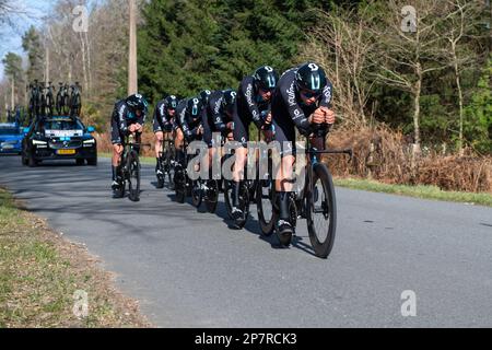 Dampierre En Burly, Frankreich. 07. März 2023. Das DSM-Team in Aktion während der dritten Phase von Paris-Nizza 2023. Die dritte Etappe des Radrennens Paris-Nizza 2023 ist ein 32,2 km langer Teamversuch auf einer Rennstrecke rund um den Dampierre-en-Burly. Das Jumbo Visma Team gewann die Bühne vor dem EF EasyPost Team. Der dänische Fahrer Magnus Cort Nielsen (EF EasyPost-Team) übernimmt das gelbe Trikot des Gesamtführers. Kredit: SOPA Images Limited/Alamy Live News Stockfoto