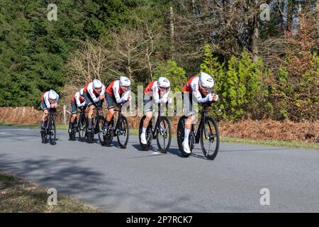 Dampierre En Burly, Frankreich. 07. März 2023. Das Cofidis-Team in Aktion während der dritten Phase von Paris-Nizza 2023. Die dritte Etappe des Radrennens Paris-Nizza 2023 ist ein 32,2 km langer Teamversuch auf einer Rennstrecke rund um den Dampierre-en-Burly. Das Jumbo Visma Team gewann die Bühne vor dem EF EasyPost Team. Der dänische Fahrer Magnus Cort Nielsen (EF EasyPost-Team) übernimmt das gelbe Trikot des Gesamtführers. Kredit: SOPA Images Limited/Alamy Live News Stockfoto