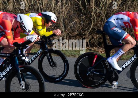 Dampierre En Burly, Frankreich. 07. März 2023. Mads Pedersen im gelben Trikot des Führers in Aktion mit seinem Trek-Segafredo-Team während der dritten Etappe von Paris-Nizza 2023. Die dritte Etappe des Radrennens Paris-Nizza 2023 ist ein 32,2 km langer Teamversuch auf einer Rennstrecke rund um den Dampierre-en-Burly. Das Jumbo Visma Team gewann die Bühne vor dem EF EasyPost Team. Der dänische Fahrer Magnus Cort Nielsen (EF EasyPost-Team) übernimmt das gelbe Trikot des Gesamtführers. Kredit: SOPA Images Limited/Alamy Live News Stockfoto