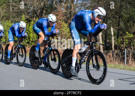 Dampierre En Burly, Frankreich. 07. März 2023. Das Movistar-Team in Aktion während der dritten Phase von Paris-Nizza 2023. Die dritte Etappe des Radrennens Paris-Nizza 2023 ist ein 32,2 km langer Teamversuch auf einer Rennstrecke rund um den Dampierre-en-Burly. Das Jumbo Visma Team gewann die Bühne vor dem EF EasyPost Team. Der dänische Fahrer Magnus Cort Nielsen (EF EasyPost-Team) übernimmt das gelbe Trikot des Gesamtführers. Kredit: SOPA Images Limited/Alamy Live News Stockfoto