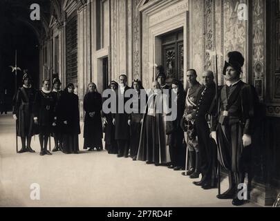 1930 Ca, Vatikanstadt , Rom , ITALIEN : die italienische Prinzessin GIOVANNA di SAVOIA ( 1907 - 2000 ) Tochter von König VITTORIO EMANUELE III und Königin ELENA ( del Montenegro ) di Savoia. Auf diesem Foto während eines Besuchs im Papst mit seinem Mann BORIS III KÖNIG von BULGARIEN ( Sachsen-Coburg und Gotha , 1894 - 1943 ) . Foto: S. Felici , Roma . - RE - REGINA - CASA SAVOIA - ITALIA - REALI - NOBILTA' ITALIANA - SAVOY - ADELSFAMILIE - GESCHICHTE - FOTOSTORICHE - VATIKAN - ROMA - delegazione pontificia - udienza dal Papa - guardia svizzera - Guardie svizzere - alabarda --- Archivio GBB Stockfoto