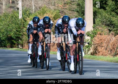 Dampierre En Burly, Frankreich. 07. März 2023. Tadej Pogacar (weißes Trikot) führte sein Team in der dritten Etappe von Paris-Nizza 2023 an. Die dritte Etappe des Radrennens Paris-Nizza 2023 ist ein 32,2 km langer Teamversuch auf einer Rennstrecke rund um den Dampierre-en-Burly. Das Jumbo Visma Team gewann die Bühne vor dem EF EasyPost Team. Der dänische Fahrer Magnus Cort Nielsen (EF EasyPost-Team) übernimmt das gelbe Trikot des Gesamtführers. Kredit: SOPA Images Limited/Alamy Live News Stockfoto