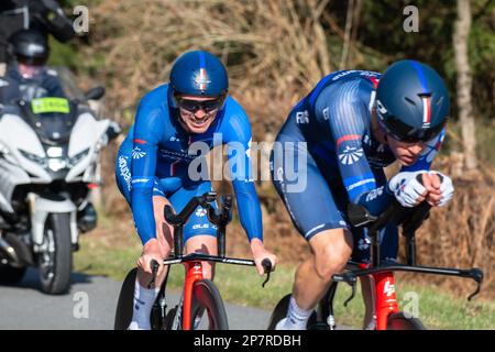 Dampierre En Burly, Frankreich. 07. März 2023. David Gaudu (L) vom Groupama-fdj-Team reagiert in der dritten Phase von Paris-Nizza 2023. Die dritte Etappe des Radrennens Paris-Nizza 2023 ist ein 32,2 km langer Teamversuch auf einer Rennstrecke rund um den Dampierre-en-Burly. Das Jumbo Visma Team gewann die Bühne vor dem EF EasyPost Team. Der dänische Fahrer Magnus Cort Nielsen (EF EasyPost-Team) übernimmt das gelbe Trikot des Gesamtführers. Kredit: SOPA Images Limited/Alamy Live News Stockfoto