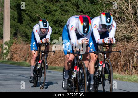 Dampierre En Burly, Frankreich. 07. März 2023. Team TotalEnergies in Aktion während der dritten Phase von Paris-Nizza 2023. Die dritte Etappe des Radrennens Paris-Nizza 2023 ist ein 32,2 km langer Teamversuch auf einer Rennstrecke rund um den Dampierre-en-Burly. Das Jumbo Visma Team gewann die Bühne vor dem EF EasyPost Team. Der dänische Fahrer Magnus Cort Nielsen (EF EasyPost-Team) übernimmt das gelbe Trikot des Gesamtführers. Kredit: SOPA Images Limited/Alamy Live News Stockfoto