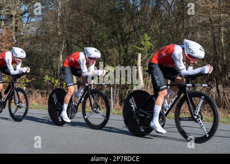 Dampierre En Burly, Frankreich. 07. März 2023. Das Cofidis-Team in Aktion während der dritten Phase von Paris-Nizza 2023. Die dritte Etappe des Radrennens Paris-Nizza 2023 ist ein 32,2 km langer Teamversuch auf einer Rennstrecke rund um den Dampierre-en-Burly. Das Jumbo Visma Team gewann die Bühne vor dem EF EasyPost Team. Der dänische Fahrer Magnus Cort Nielsen (EF EasyPost-Team) übernimmt das gelbe Trikot des Gesamtführers. Kredit: SOPA Images Limited/Alamy Live News Stockfoto