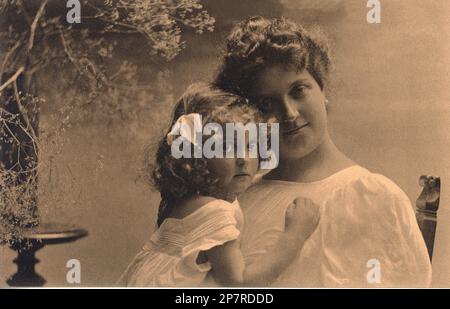 1906 , MÜNCHEN , DEUTSCHLAND : Der skandalöse Kronprinzessin zu Sachsen LUISA VON TOSCANA ( Luise , Louise von Österreich - Toskana , Salzburg 1870 - Bruxelles 1947 ) mit Dougther ANNA MONIKA ( 1903 - 1976 , heiratete später zuerst Joseph Franz, Erzherzog von Österreich und zweitens Reginald Kazanjian ) . Verheiratet Friedrich August III von Sachsen ( Frederick Augustus , 1865 - 1932 ), mit ihm 7 Söhne . Prinzessin Kaiserin und Erzherzogin von Österreich, Prinzessin der Toskana, Ungarn und Böhmen war eine Tochter von Ferdinand IV. Der Toskana und seine zweite Frau Alicia von Parma, Tochter von Herzog Karl III. Und Stockfoto