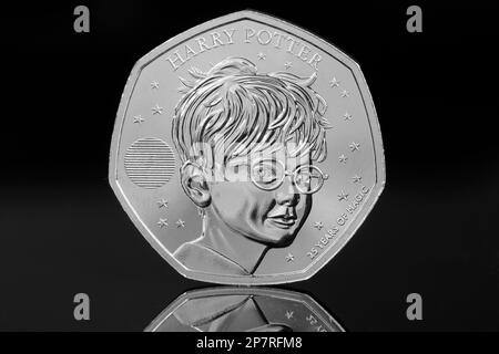 Die Rückseite einer 2022 GB großen 50p-Münze mit dem Magier Harry Potter, der 25 Jahre Harry Potter gedenkt Stockfoto