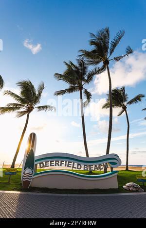 Deerfield Beach-Schild auf der Promenade Stockfoto