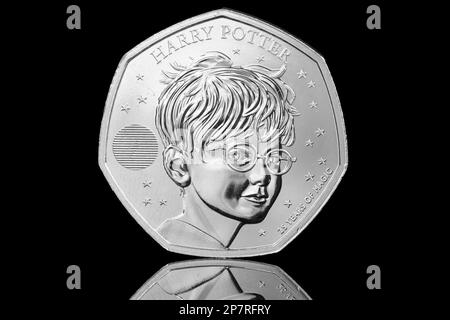 Die Rückseite einer 2022 GB großen 50p-Münze mit dem Magier Harry Potter, der 25 Jahre Harry Potter gedenkt Stockfoto