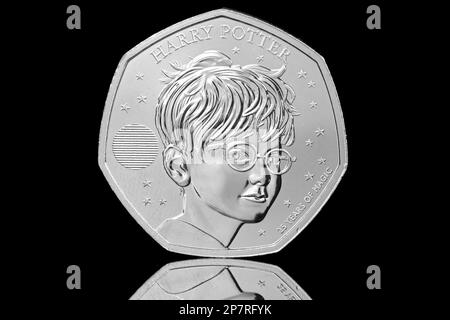 Die Rückseite einer 2022 GB großen 50p-Münze mit dem Magier Harry Potter, der 25 Jahre Harry Potter gedenkt Stockfoto