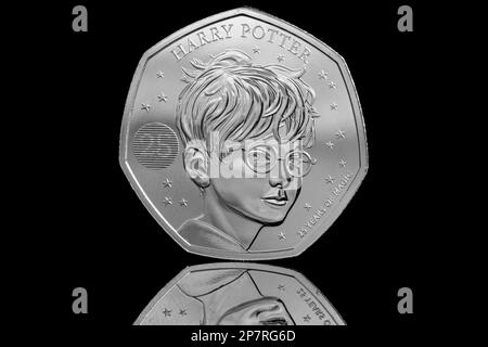 Die Rückseite einer 2022 GB großen 50p-Münze mit dem Magier Harry Potter, der 25 Jahre Harry Potter gedenkt Stockfoto
