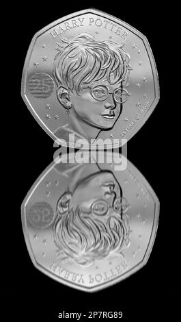 Die Rückseite einer 2022 GB großen 50p-Münze mit dem Magier Harry Potter, der 25 Jahre Harry Potter gedenkt Stockfoto