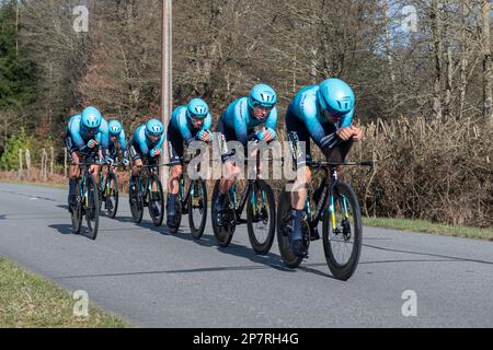 Dampierre En Burly, Frankreich. 07. März 2023. Das Astana-Team in Aktion während der dritten Phase von Paris-Nizza 2023. Die dritte Etappe des Radrennens Paris-Nizza 2023 ist ein 32,2 km langer Teamversuch auf einer Rennstrecke rund um den Dampierre-en-Burly. Das Jumbo Visma Team gewann die Bühne vor dem EF EasyPost Team. Der dänische Fahrer Magnus Cort Nielsen (EF EasyPost-Team) übernimmt das gelbe Trikot des Gesamtführers. (Foto: Laurent Coust/SOPA Images/Sipa USA) Guthaben: SIPA USA/Alamy Live News Stockfoto