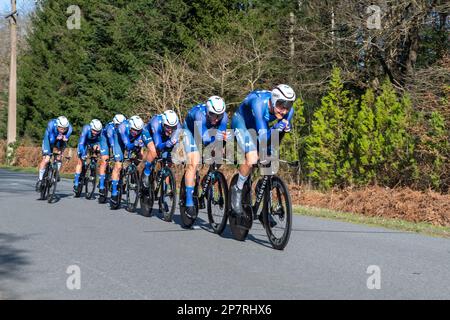 Dampierre En Burly, Frankreich. 07. März 2023. Das Movistar-Team in Aktion während der dritten Phase von Paris-Nizza 2023. Die dritte Etappe des Radrennens Paris-Nizza 2023 ist ein 32,2 km langer Teamversuch auf einer Rennstrecke rund um den Dampierre-en-Burly. Das Jumbo Visma Team gewann die Bühne vor dem EF EasyPost Team. Der dänische Fahrer Magnus Cort Nielsen (EF EasyPost-Team) übernimmt das gelbe Trikot des Gesamtführers. (Foto: Laurent Coust/SOPA Images/Sipa USA) Guthaben: SIPA USA/Alamy Live News Stockfoto