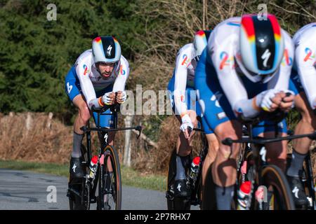 Dampierre En Burly, Frankreich. 07. März 2023. Team TotalEnergies in Aktion während der dritten Phase von Paris-Nizza 2023. Die dritte Etappe des Radrennens Paris-Nizza 2023 ist ein 32,2 km langer Teamversuch auf einer Rennstrecke rund um den Dampierre-en-Burly. Das Jumbo Visma Team gewann die Bühne vor dem EF EasyPost Team. Der dänische Fahrer Magnus Cort Nielsen (EF EasyPost-Team) übernimmt das gelbe Trikot des Gesamtführers. (Foto: Laurent Coust/SOPA Images/Sipa USA) Guthaben: SIPA USA/Alamy Live News Stockfoto