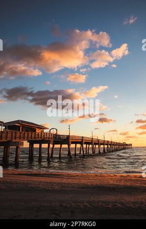 Der Dania Beach Fishing Pier bei Sonnenaufgang in Dania Beach, Florida Stockfoto