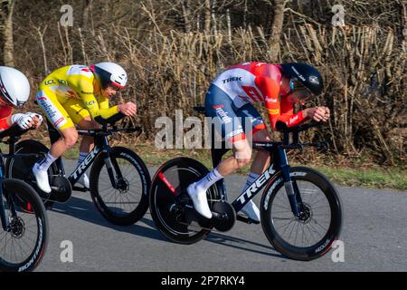 Dampierre En Burly, Frankreich. 07. März 2023. Mads Pedersen im gelben Trikot des Führers in Aktion mit seinem Trek-Segafredo-Team während der dritten Etappe von Paris-Nizza 2023. Die dritte Etappe des Radrennens Paris-Nizza 2023 ist ein 32,2 km langer Teamversuch auf einer Rennstrecke rund um den Dampierre-en-Burly. Das Jumbo Visma Team gewann die Bühne vor dem EF EasyPost Team. Der dänische Fahrer Magnus Cort Nielsen (EF EasyPost-Team) übernimmt das gelbe Trikot des Gesamtführers. (Foto: Laurent Coust/SOPA Images/Sipa USA) Guthaben: SIPA USA/Alamy Live News Stockfoto