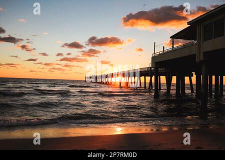 Der Dania Beach Fishing Pier bei Sonnenaufgang in Dania Beach, Florida Stockfoto