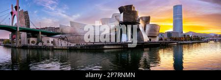Bilbao, Spanien - 20. NOVEMBER 2021: Herrlicher abendlicher Panoramablick auf das Guggenheim-Museum, entworfen von Frank Gehry und Embankment Estuary of Bilbao und Sky Stockfoto