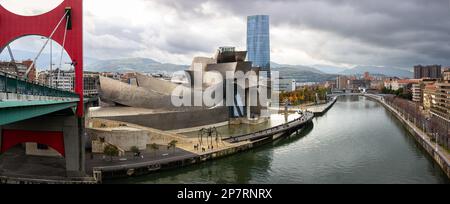 Bilbao, Spanien - 21. NOVEMBER 2021: Panoramablick auf das Guggenheim-Museum, entworfen von Frank Gehry, und Embankment Estuary of Bilbao an regnerischen Tagen Stockfoto