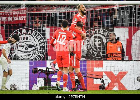 München, Frankreich, Deutschland. 8. März 2023. Eric Maxim CHOUPO-MOTING von Bayern München feiert sein Tor mit Teamkollegen beim UEFA Champions League-Spiel zwischen dem FC Bayern München Paris Saint-Germain am 08. März 2023 im Allianz Arena Stadion in München. (Kreditbild: © Matthieu Mirville/ZUMA Press Wire) NUR REDAKTIONELLE VERWENDUNG! Nicht für den kommerziellen GEBRAUCH! Kredit: ZUMA Press, Inc./Alamy Live News Stockfoto