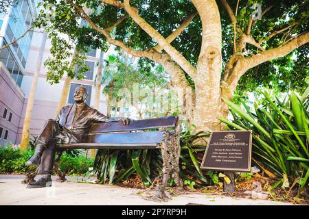 Wayne Huizenga Statue, Bank und Plakette an der Nova Southeastern University in Davie, Florida Stockfoto