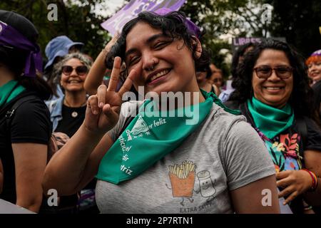 San Salvador, El Salvador. 08. März 2023. Eine Demonstrationsgeste während des März zum Internationalen Frauentag. Der Internationale Frauentag im März 8. ist ein Gedenktag, der Gewalt, Ungleichheit und Diskriminierung, unter denen Frauen weltweit leiden, ins Blickfeld rückt. (Foto: Camilo Freedman/SOPA Images/Sipa USA) Guthaben: SIPA USA/Alamy Live News Stockfoto