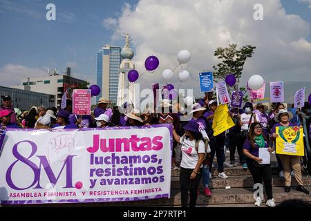 San Salvador, El Salvador. 08. März 2023. Demonstranten ein Banner anlässlich des März zum Internationalen Frauentag. Der Internationale Frauentag im März 8. ist ein Gedenktag, der Gewalt, Ungleichheit und Diskriminierung, unter denen Frauen weltweit leiden, ins Blickfeld rückt. (Foto: Camilo Freedman/SOPA Images/Sipa USA) Guthaben: SIPA USA/Alamy Live News Stockfoto