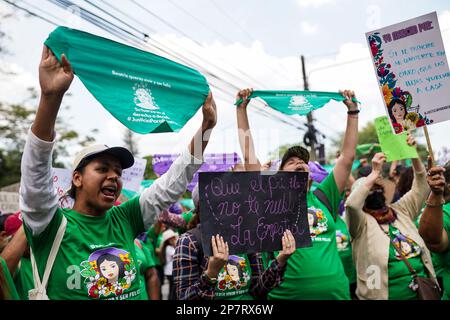 San Salvador, El Salvador. 08. März 2023. Demonstranten halten während des Marsches zum Internationalen Frauentag Schals. Der Internationale Frauentag im März 8. ist ein Gedenktag, der Gewalt, Ungleichheit und Diskriminierung, unter denen Frauen weltweit leiden, ins Blickfeld rückt. (Foto: Camilo Freedman/SOPA Images/Sipa USA) Guthaben: SIPA USA/Alamy Live News Stockfoto