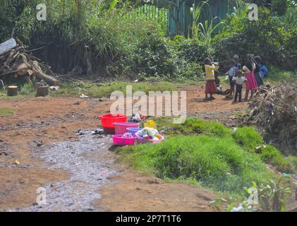 Afrikanische Slums entlang der Northern Bypass Road in Runda, Nairobi KE Stockfoto