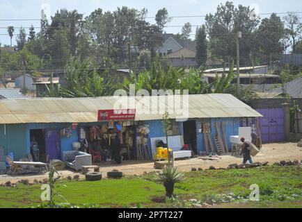 Afrikanische Slums entlang der Northern Bypass Road in Runda, Nairobi KE Stockfoto