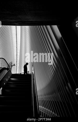 Eine einzige Person, die im Oculus, New York City, steht Stockfoto