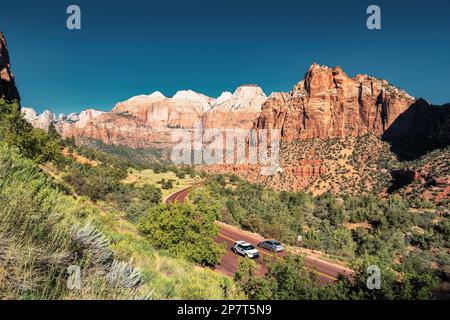 Park Ranger fährt auf dem Mount Carmel Highway im Zion-Nationalpark, Utah, USA. Stockfoto