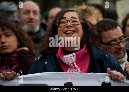 Rom, Italien. 08. März 2023. Ein lächelnder Protestteilnehmer ist während des Frauenmarsches zu sehen, der den Internationalen Frauentag in Rom feiert. Die Menschen zeigten Plakate und Banner, die Frauenrechte forderten und unterstützten. Kredit: Vincenzo Nuzzolese/Alamy Live News Stockfoto