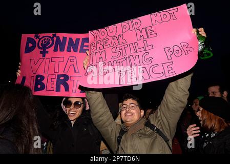 Rom, Italien. 08. März 2023. Demonstranten mit Plakaten, die ihre Meinung zum Ausdruck bringen, während des frauenmarsches zur Feier des Internationalen Frauentags in Rom. Die Menschen zeigten Plakate und Banner, die Frauenrechte forderten und unterstützten. Kredit: Vincenzo Nuzzolese/Alamy Live News Stockfoto